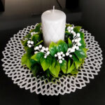 wianek-stroik-dekoracyjny-24-cm-biale-kwiaty (3)