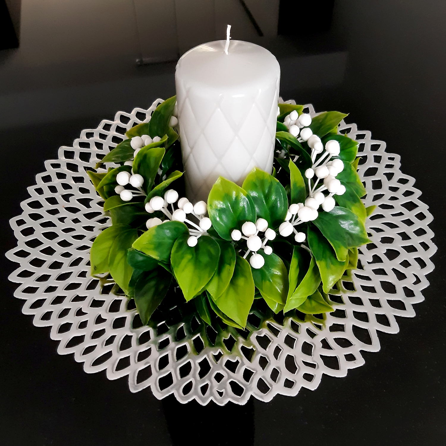 wianek-stroik-dekoracyjny-24-cm-biale-kwiaty (3)