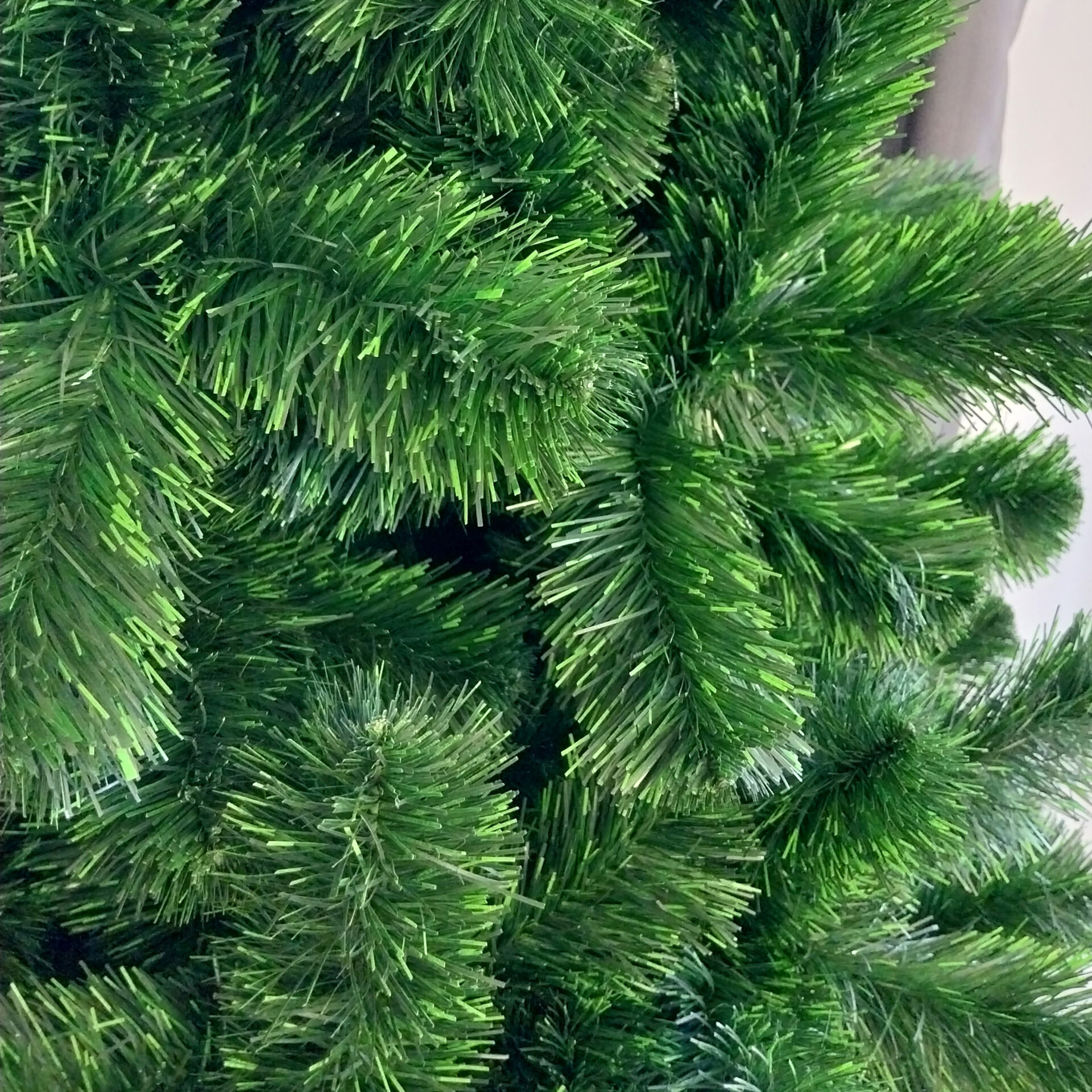 choinka-sztuczna-zielona-gesta-ze-stojakiem (5)